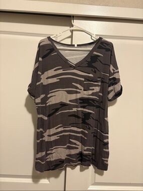 2X V-neck Camo Print Tee in Gray and Black